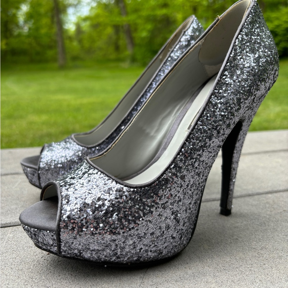Vera Wang "white" silver/charcoal glitter peep-toe 5" heels. End size 6/ 37. EUC